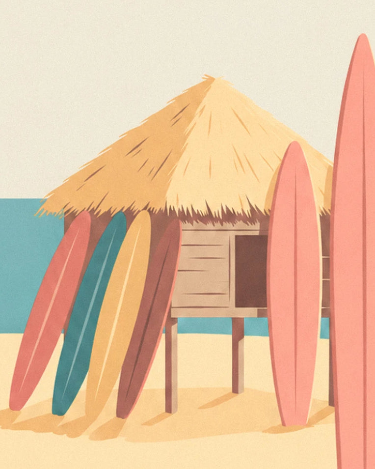 Die strohgedeckte Strandhütte auf Stelzen, umgeben von rosa, gelben und blauen Surfboards