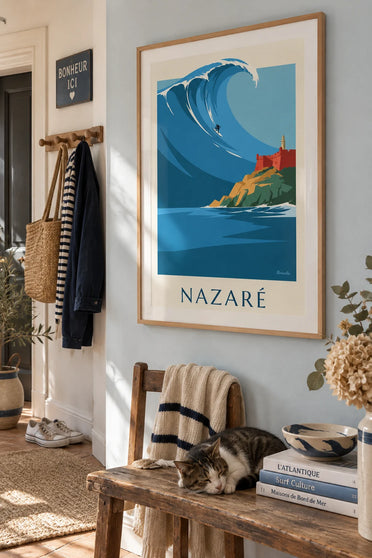 Poster Surfer auf der Riesenwelle von Nazaré in Portugal: gerahmt an der Wand