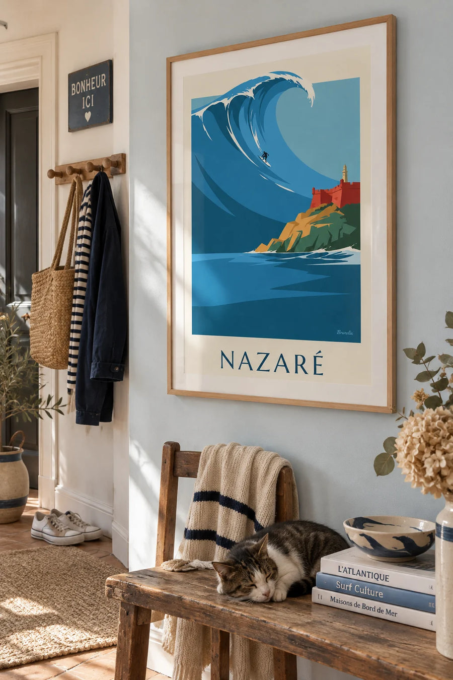 Poster Surfer auf der Riesenwelle von Nazaré in Portugal: gerahmt an der Wand
