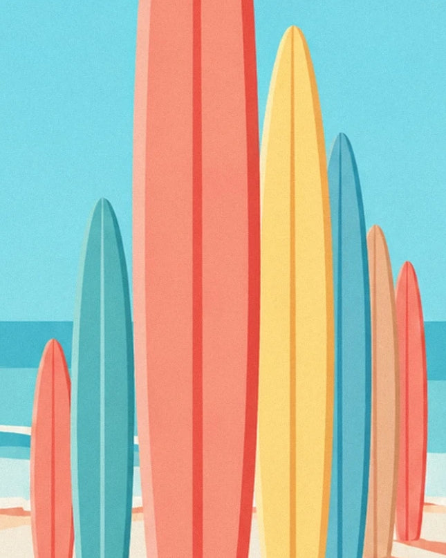 Die korallroten, gelben und türkisen Surfbretter in einer Reihe im Sand