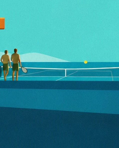 Les 2 joueurs près du filet et la balle jaune sur le court face à la mer