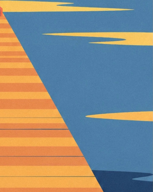 Die Planken des Piers, die sich zum blauen Wasser hin erstrecken, von goldenen Reflexen durchzogen