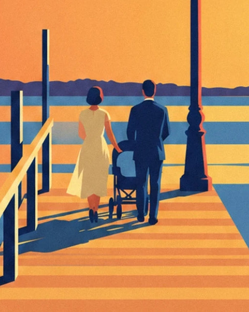 Das Paar von hinten mit seinem Kinderwagen auf dem Pier bei Sonnenuntergang