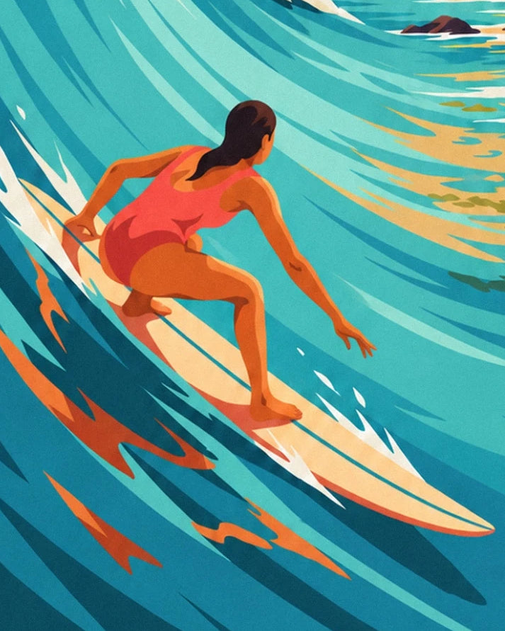 La surfeuse en maillot corail sur sa planche crème, au creux de la vague turquoise