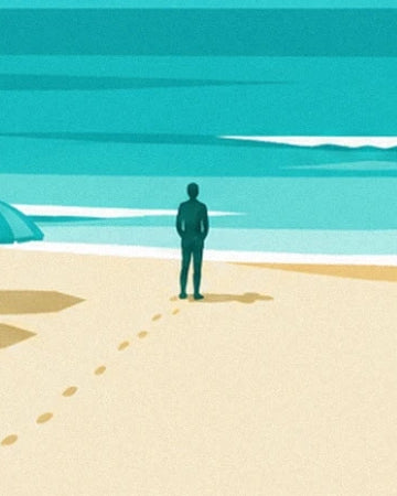 Un personnage face à la mer turquoise et ses empreintes dans le sable doré