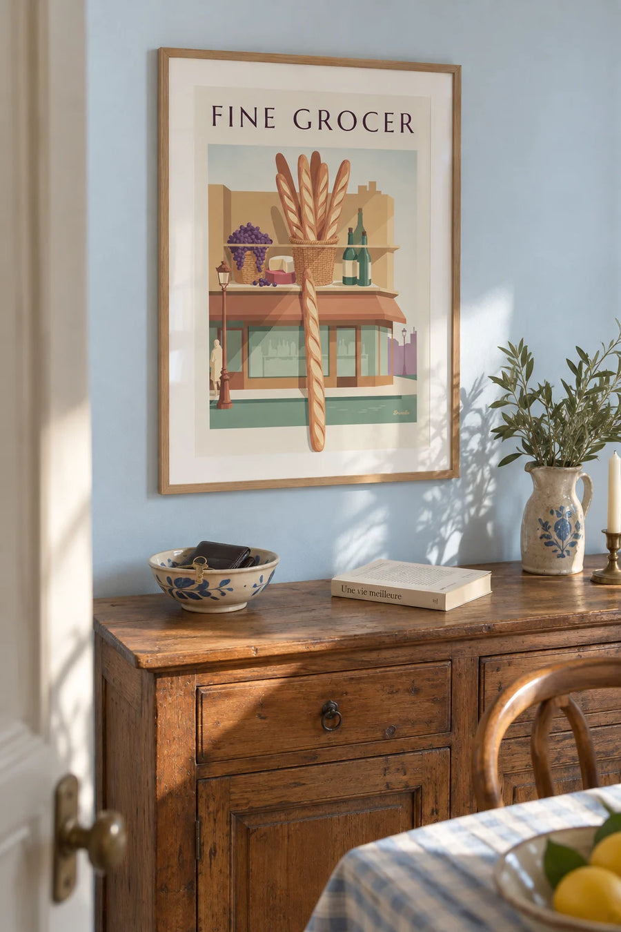 Affiche épicerie fine avec raisins, baguettes, fromages et vins : encadrée au mur
