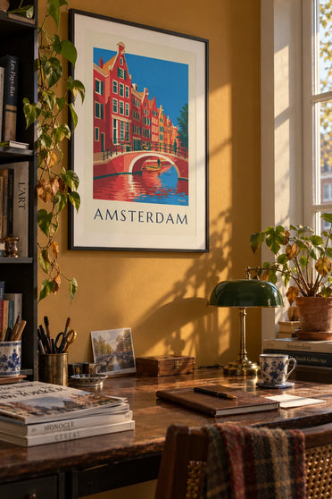 Poster Giebelhäuser und Fahrrad auf einer Brücke in Amsterdam: gerahmt an der Wand