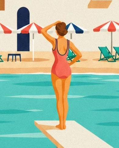 Une baigneuse de dos en maillot corail sur le plongeoir, face aux parasols