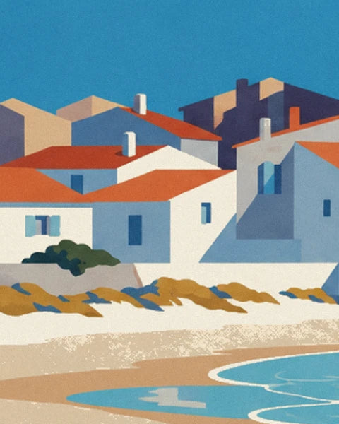 Les maisons blanches aux toits orange et volets bleus, avec les dunes dorées devant et la mer en bas