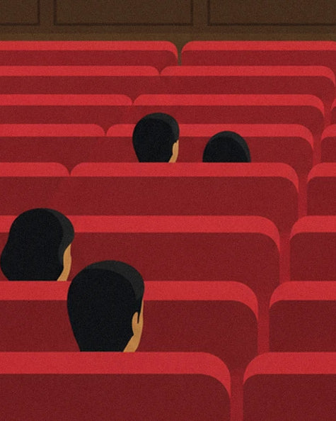 Das Publikum von hinten, zwischen den Reihen roter Sitze im Saal