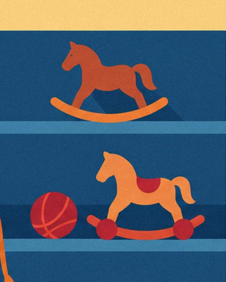 Les 2 chevaux à bascule sur les étagères bleues, près d’un ballon rouge