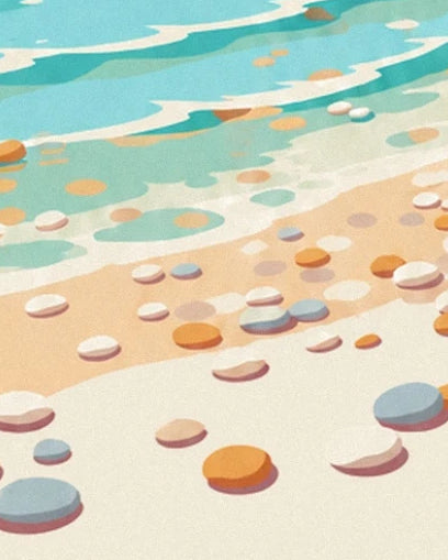 Les galets blancs, gris et dorés sur le sable au bord de l’eau turquoise