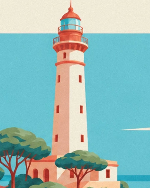 Der weiße Leuchtturm mit roten Galerien und blauem Laternenhaus zwischen den Pinien