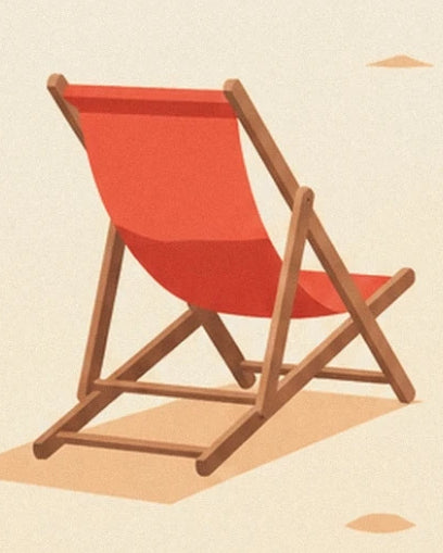 Ein roter Liegestuhl mit Holzgestell auf dem hellen Sand von Deauville