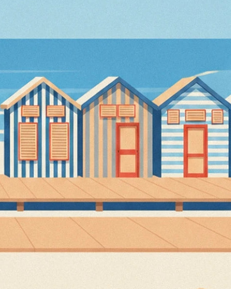 Die 3 Strandkabinen mit blauen und hellen Streifen, orangefarbenen Türen und Fensterläden