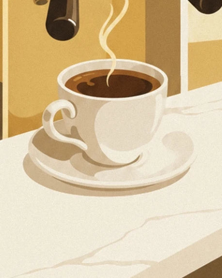 Eine weiße Tasse dampfender Espresso auf ihrer Untertasse, am Rand der cremefarbenen Theke