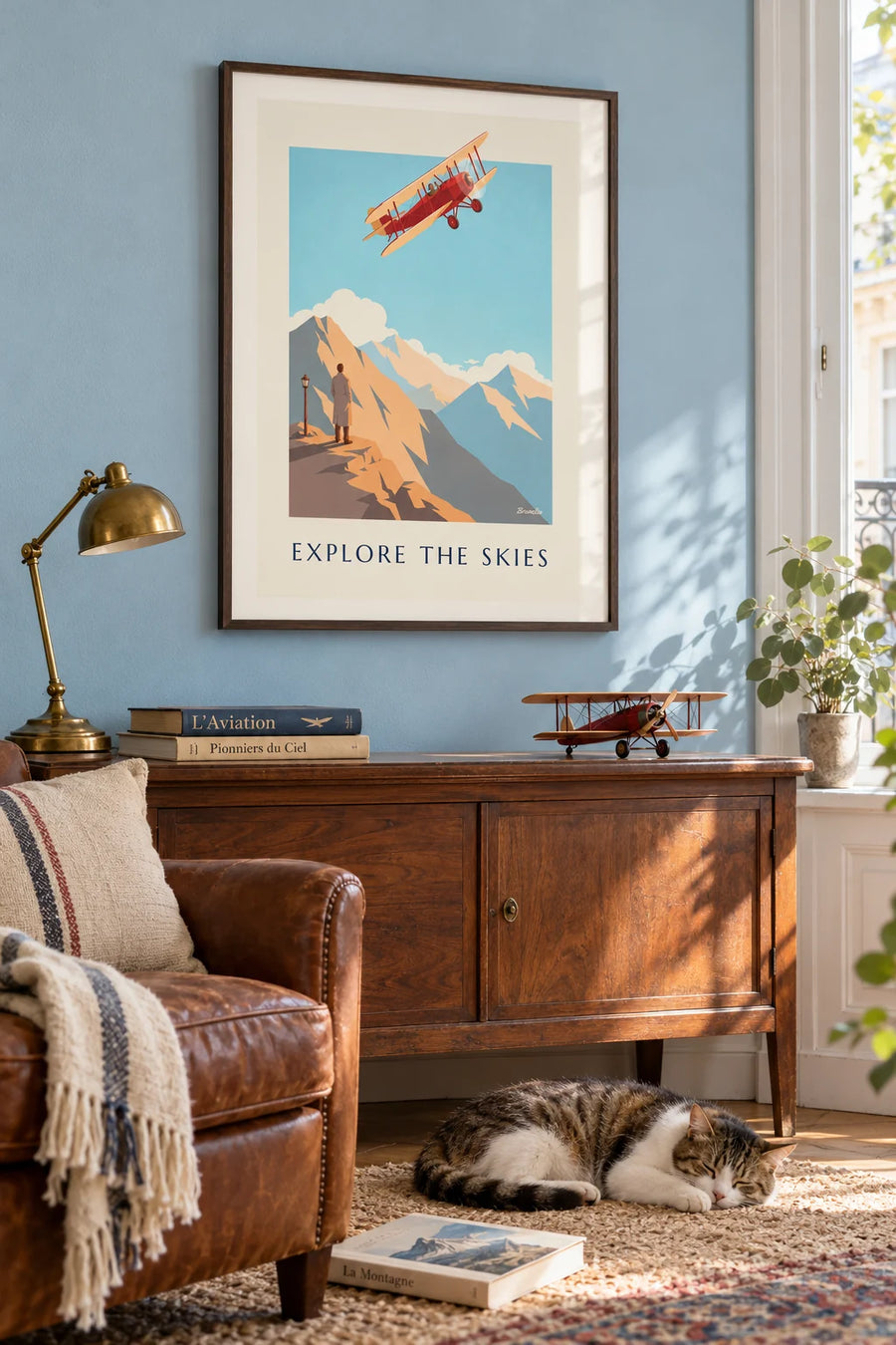 Poster Doppeldecker „Explore the Skies“ über den Bergen: gerahmt an der Wand