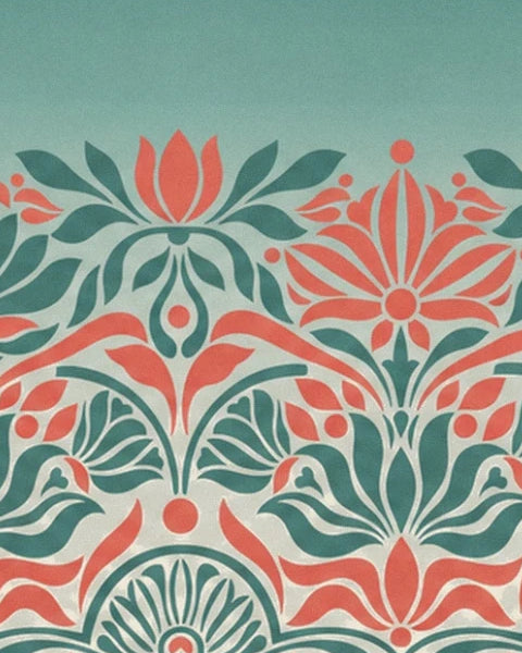 Les fleurs rouge corail et les feuillages vert canard sur fond crème