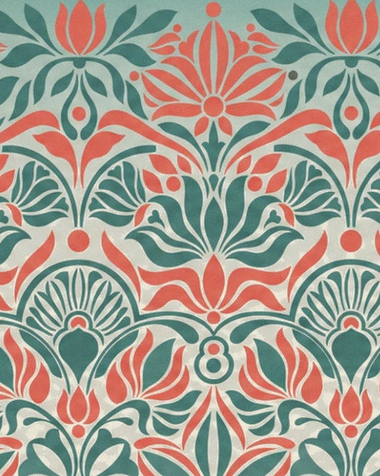 Des motifs floraux corail et vert profond sur un fond crème