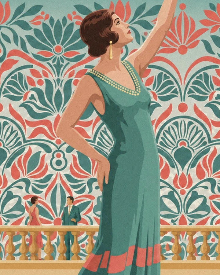 Une femme en robe vert d’eau bordée de corail, devant une balustrade dorée