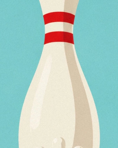 Ein elfenbeinfarbener Bowling-Pin mit 2 roten Streifen vor türkisfarbenem Hintergrund
