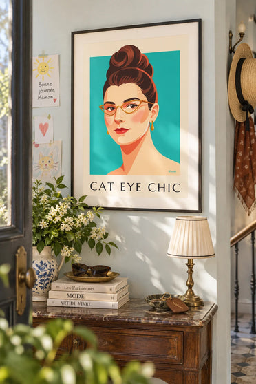 Poster Porträt einer Frau mit Katzenaugenbrille und roten Lippen: gerahmt an der Wand