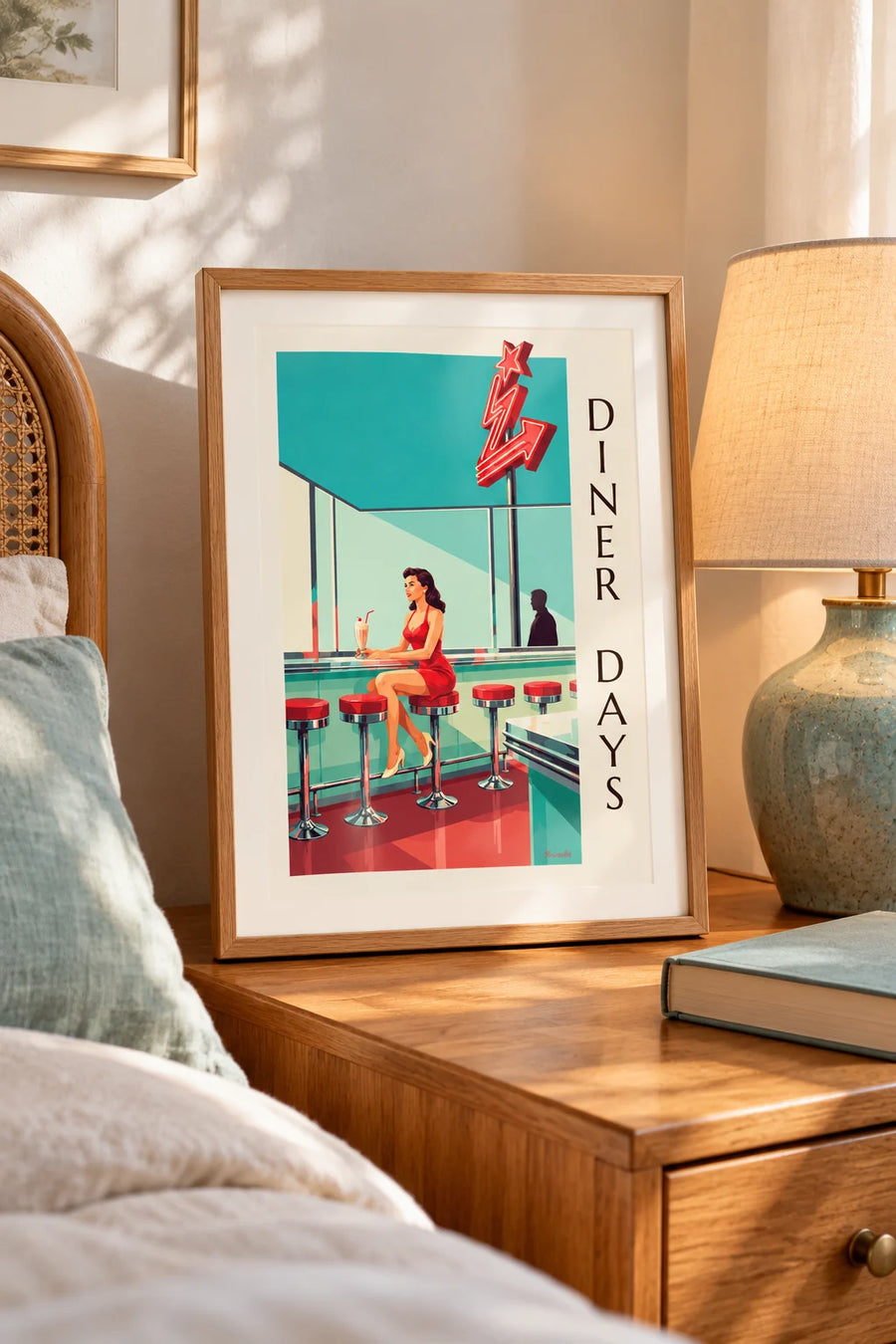 Poster Pin-up am Tresen eines amerikanischen Diners: kleines Format A4 im Rahmen