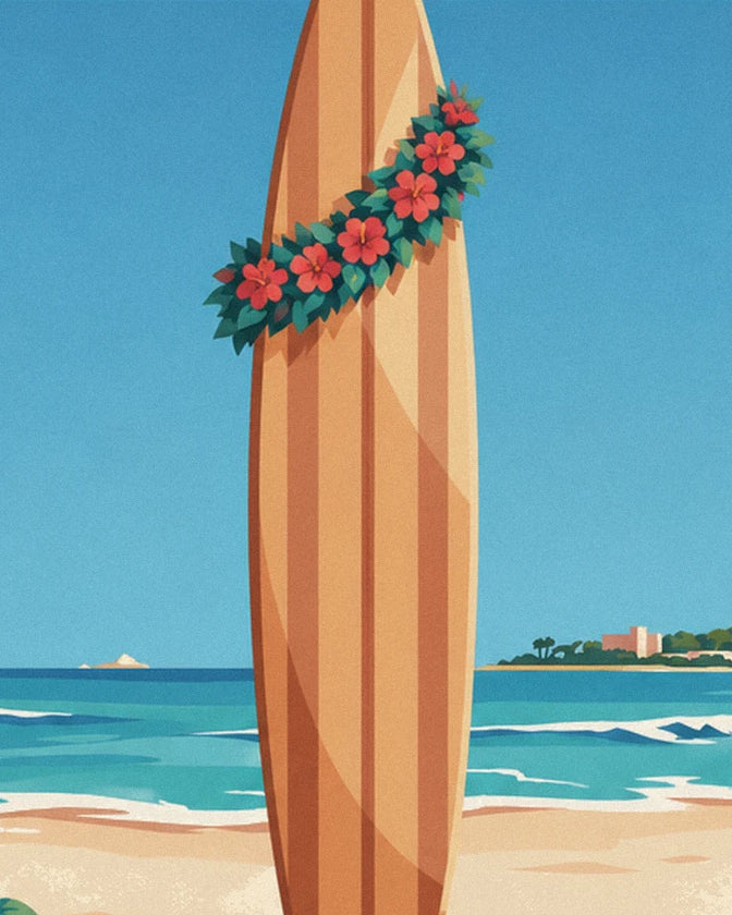 Ein gestreiftes Surfbrett steckt im Sand und ist mit einer Girlande aus roten Hibiskusblüten geschmückt