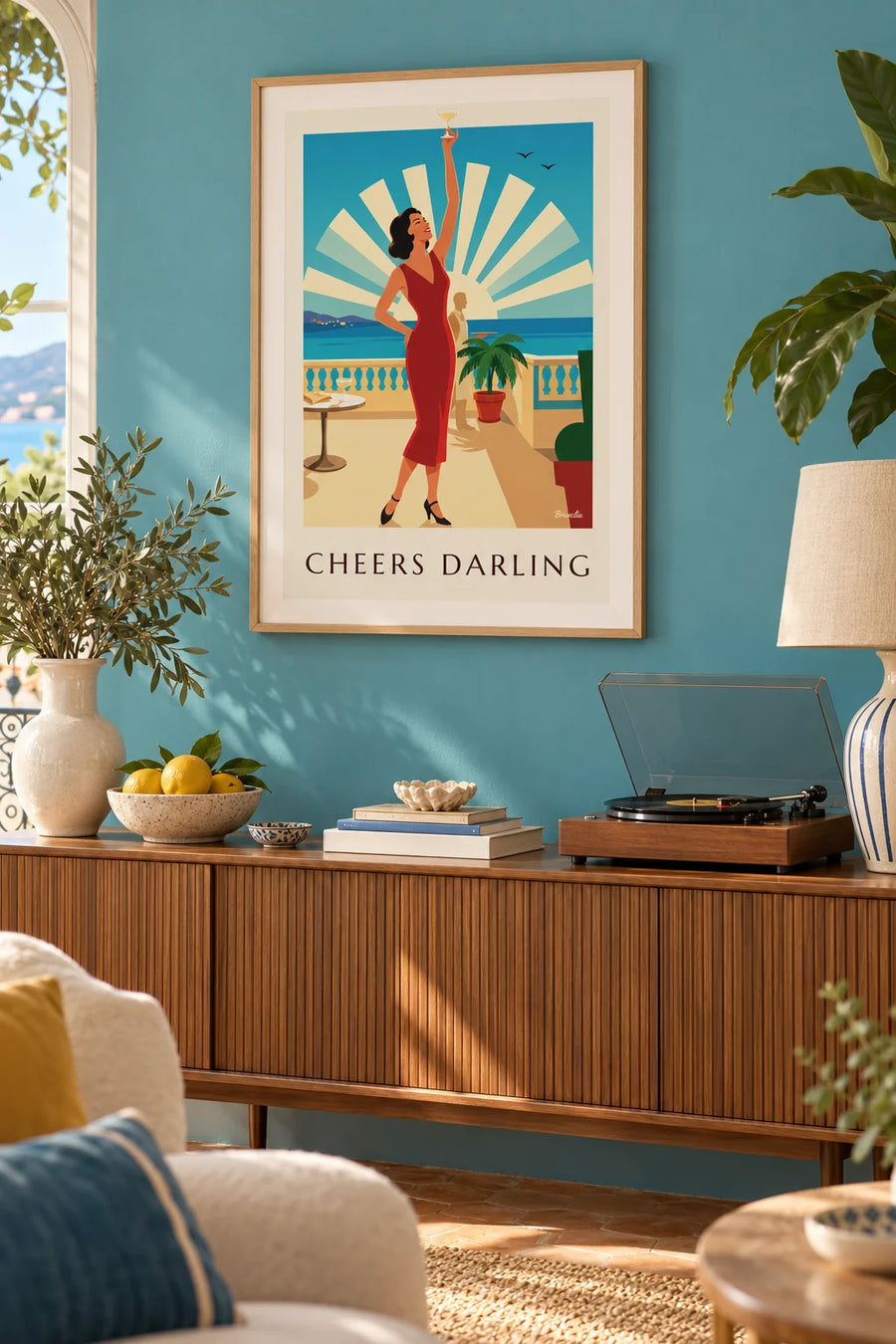 Poster glamouröse Frau hebt ihr Cocktailglas: gerahmt an der Wand