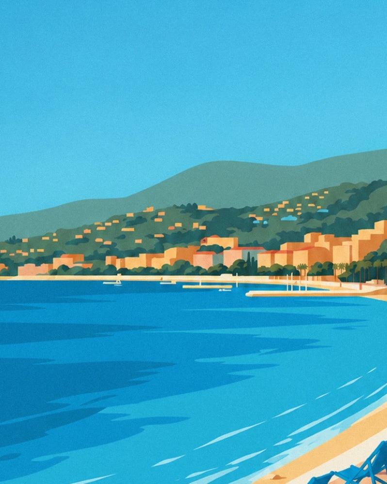 The turquoise waters of the baie des Anges, between the beach and façades at the foot of the hills