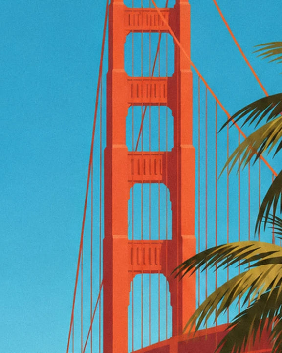 Der orangefarbene Turm der Golden Gate Bridge vor blauem Himmel, am Rand Palmwedel