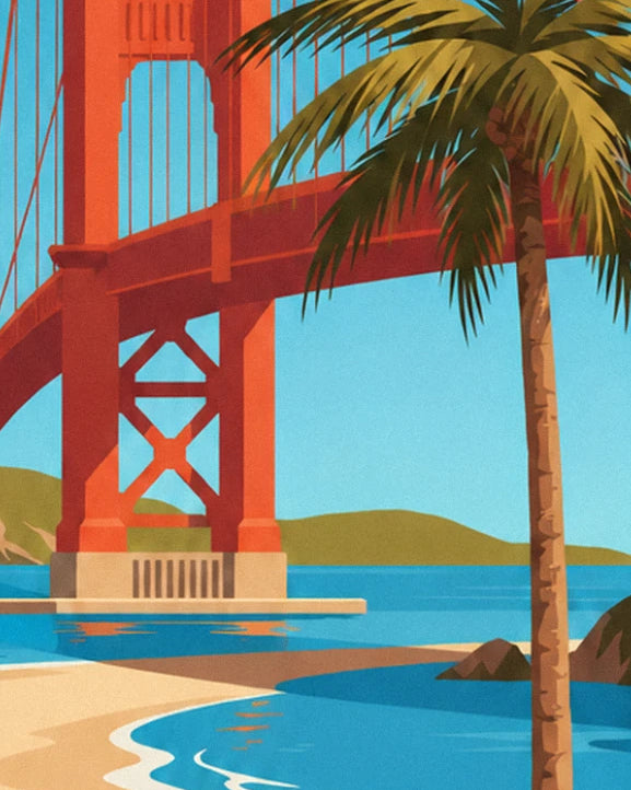 Die Palme und der Bogen der Golden Gate Bridge über der blauen Bucht, dahinter grüne Hügel
