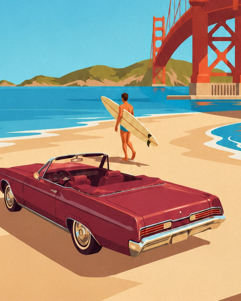 Der Surfer und sein cremefarbenes Brett vor dem bordeauxroten Cabrio am Strand