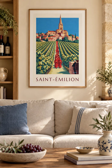 Poster Weinberge und Dorf Saint-Émilion, vom Weinkeller aus gesehen : gerahmt an der Wand