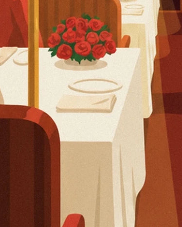 Der Strauß roter Rosen, Teller und Servietten auf der weißen Tischdecke