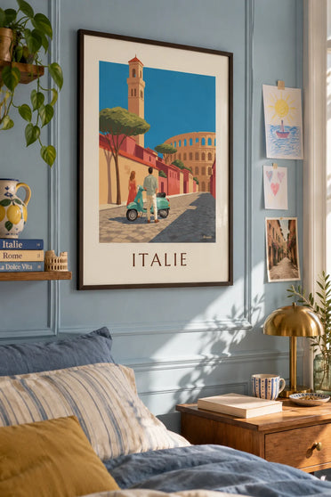Affiche couple et scooter vert d'eau devant le Colisée à Rome : encadrée au mur