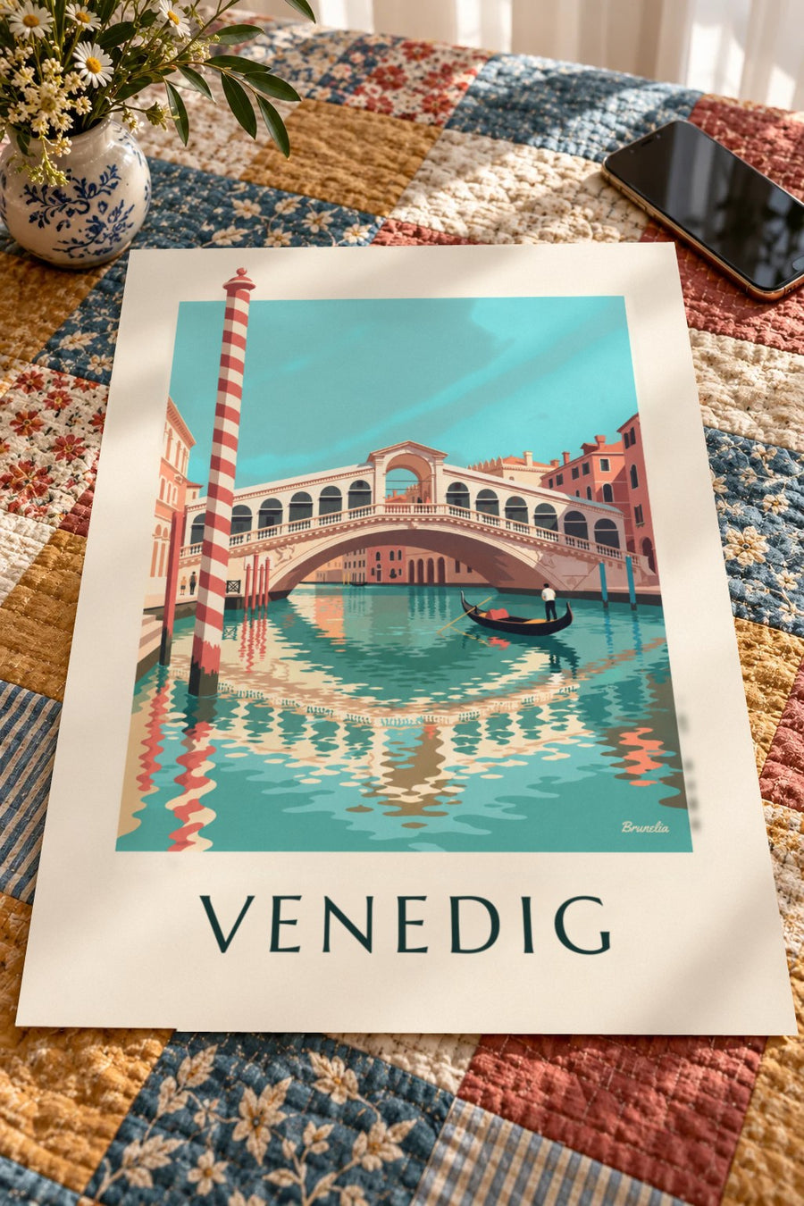 Poster Rialtobrücke und Gondel auf dem Canal Grande in Venedig: flach auf einem Tisch