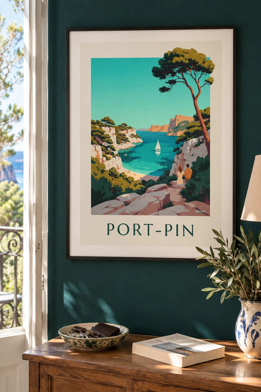 Poster der Calanque de Port-Pin mit Segelboot : gerahmt an der Wand