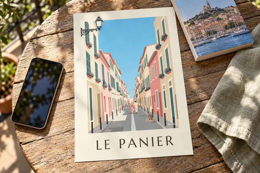 Affiche rue du Petit-Puits au Panier à Marseille : posée sur une table