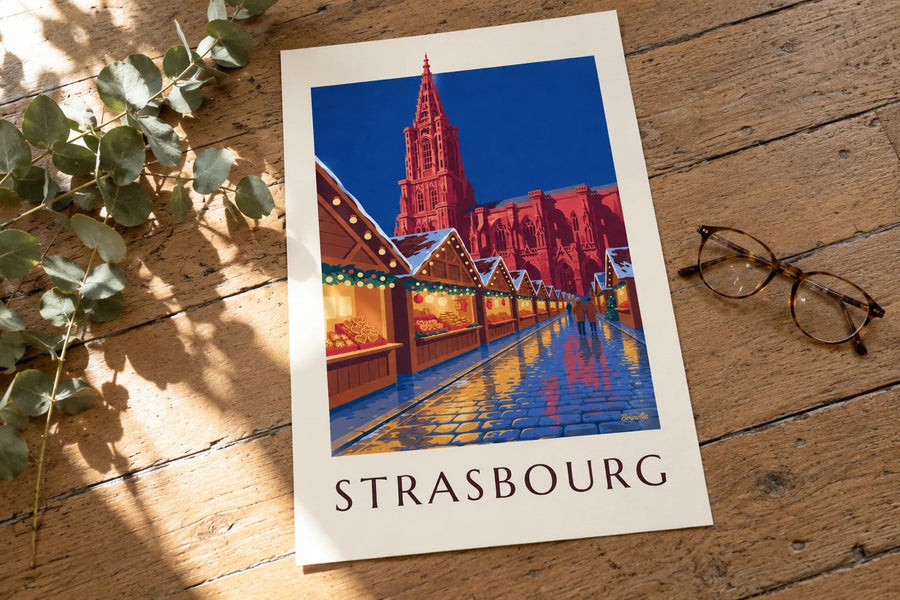 Poster Weihnachtsmarkt in Strasbourg bei Nacht : auf einem Tisch aufgestellt