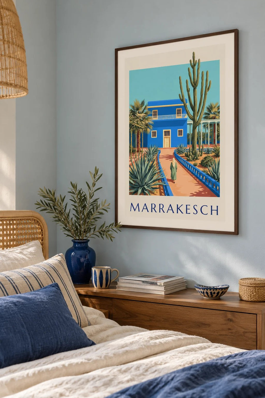 Affiche villa bleue et cactus de Marrakech (titre MARRAKESCH) : encadrée au mur
