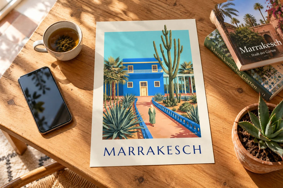 Affiche villa bleue et cactus de Marrakech (titre MARRAKESCH) : posée sur une table