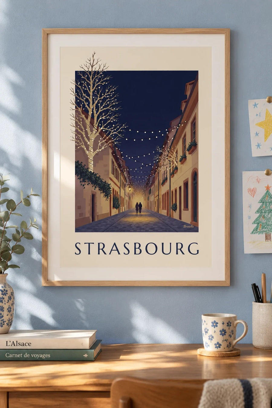 Poster einer weihnachtlich beleuchteten Gasse in Straßburg : gerahmt an der Wand