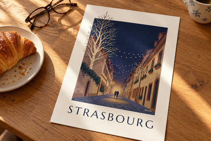 Poster einer weihnachtlich beleuchteten Gasse in Straßburg : auf einem Tisch aufgestellt
