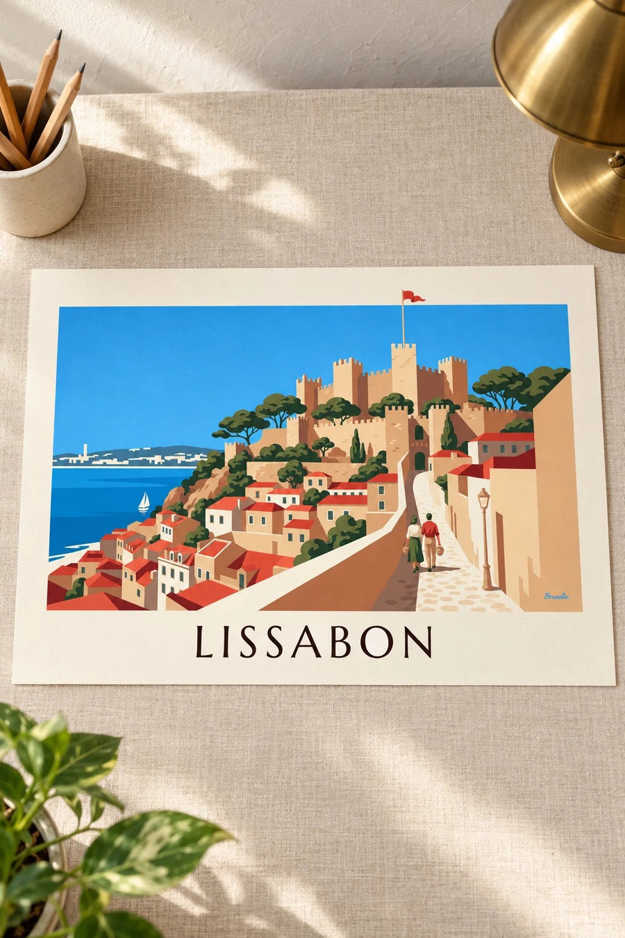 Poster Burg São Jorge und die Dächer der Alfama in Lissabon: flach auf einem Tisch