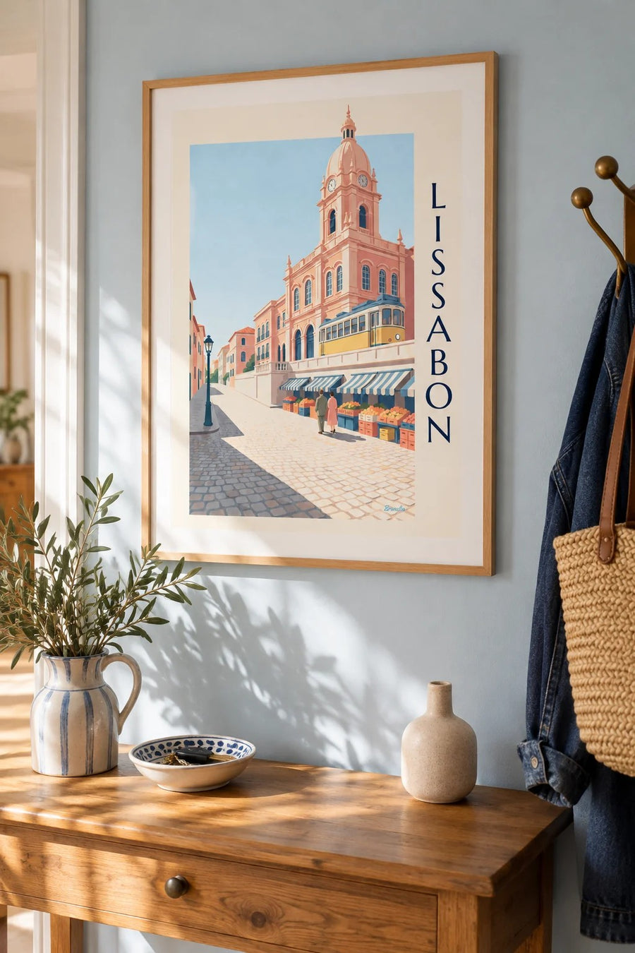 Poster Markthalle Ribeira in Lissabon mit gelber Straßenbahn: gerahmt an der Wand