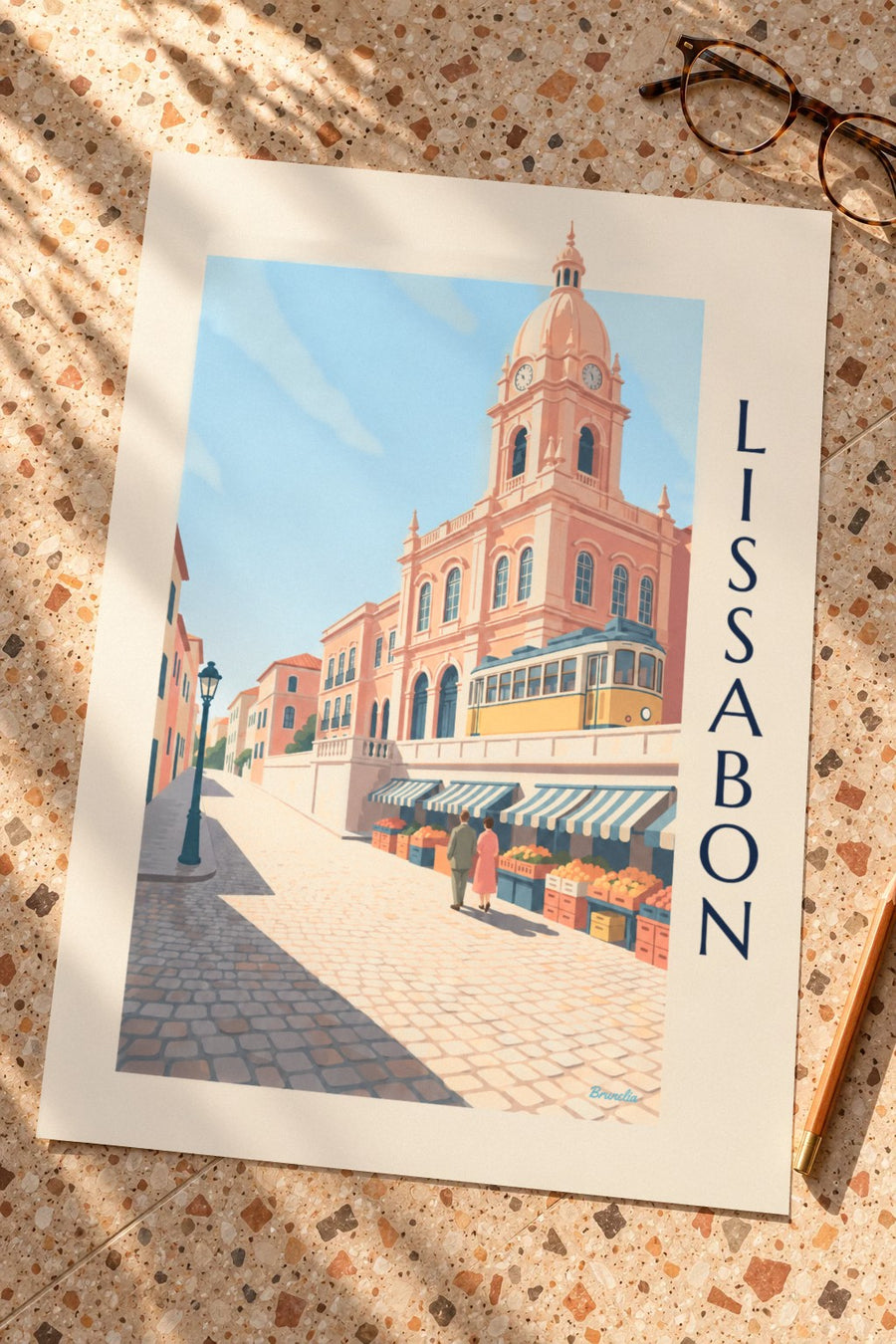 Poster Markthalle Ribeira in Lissabon mit gelber Straßenbahn: auf einem Tisch abgestellt