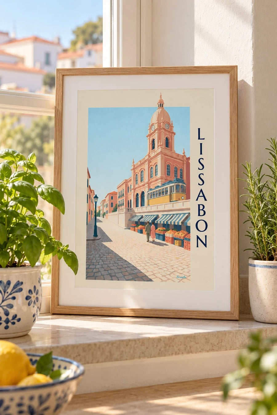 Poster Markthalle Ribeira in Lissabon mit gelber Straßenbahn: kleines A4-Format, gerahmt