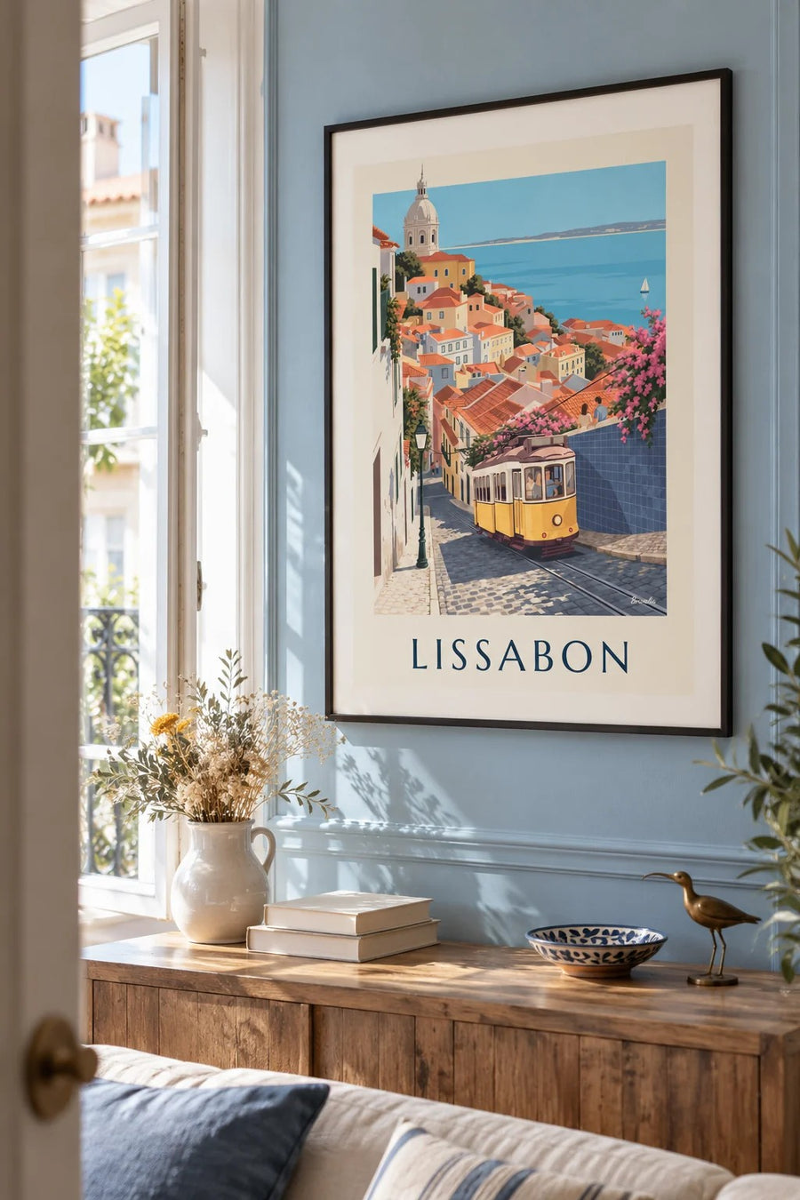 Poster gelbe Straßenbahn in einer Kopfsteinpflastergasse in Lissabon mit Blick auf den Tejo: gerahmt an der Wand