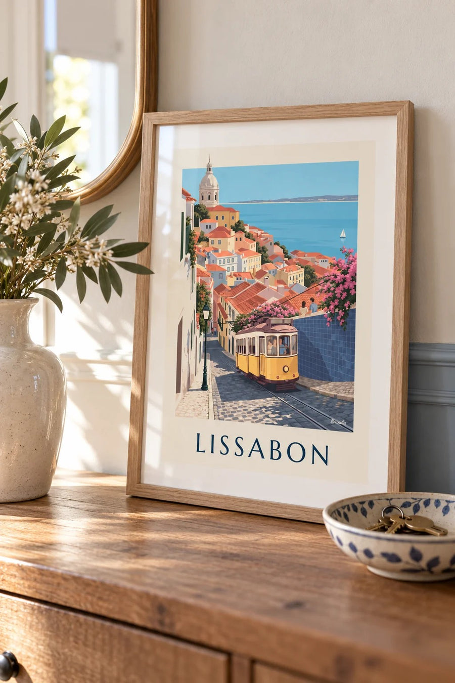 Poster gelbe Straßenbahn in einer Kopfsteinpflastergasse in Lissabon mit Blick auf den Tejo: kleines Format A4 gerahmt